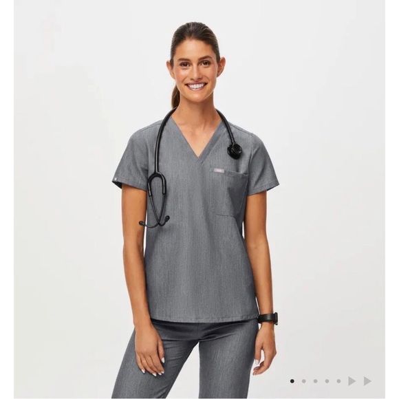 Figs Tops - FIGS Catarina One Pocket Scrub Top in Graphite Size XS